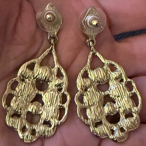 NWOT Gold Tone Vintage Style Chandelier Earrings with Clear Crystal Rhinestones. - Picture 3 of 4